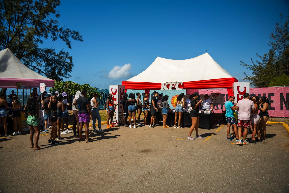 kfcjamaica's tweet photo. We party from SUNNUP!
#KFC #KFCJamaica #SunnUp #SunNation #FingerLickinGood https://t.co/KxlDstZG1c