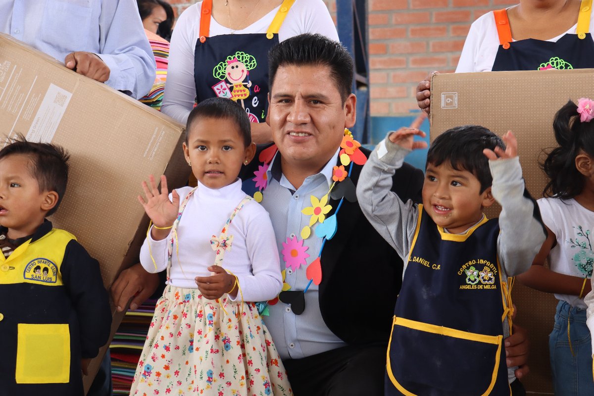 Estamos convencidos que invertir en nuestra niñez es invertir en un mejor futuro. Hoy entregamos material didáctico, material de limpieza al igual que alimentos secos y frescos en beneficio de más de 450 niñas y niños de los 26 Centros UAIN@ del municipio de Sacaba.