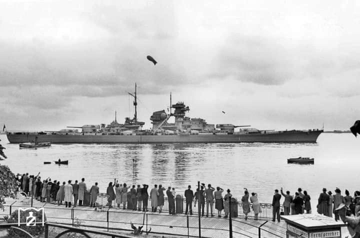 Schlachtschiff Bismarck sailing down the Elbe, at Blankenese (near Hamburg), 15 September 1940.