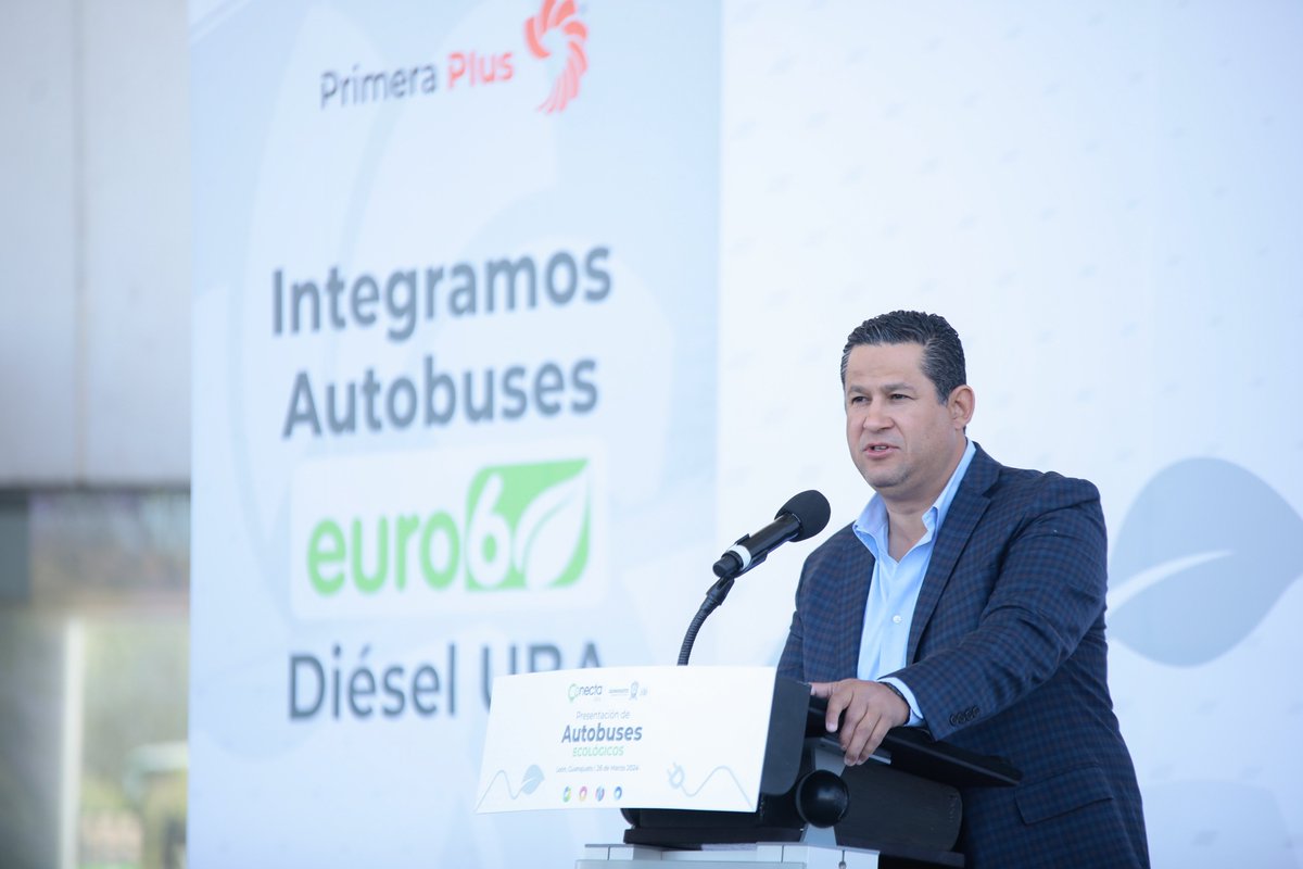 aguagobgente's tweet photo. #EnBreve | En representación de la #SMAOT, @albertocarvel, acompañó al gobernador @diegosinhue a la presentación de las nuevas unidades 100 % eléctricas de Grupo Flecha Amarilla; destacando su compromiso con el desarrollo sustentable a través de la movilidad. 🌎🤲🏾🚌🌿 https://t.co/6WLF4YcR8c