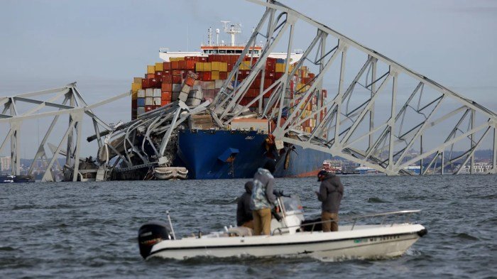 Derrumbe del FrancisScottKey, mayor puente en #Baltimore, EEUU; después de ser impactado por un buque, deja un paisaje espantoso. Dos personas rescatadas y se buscan a otros seis desaparecidos.