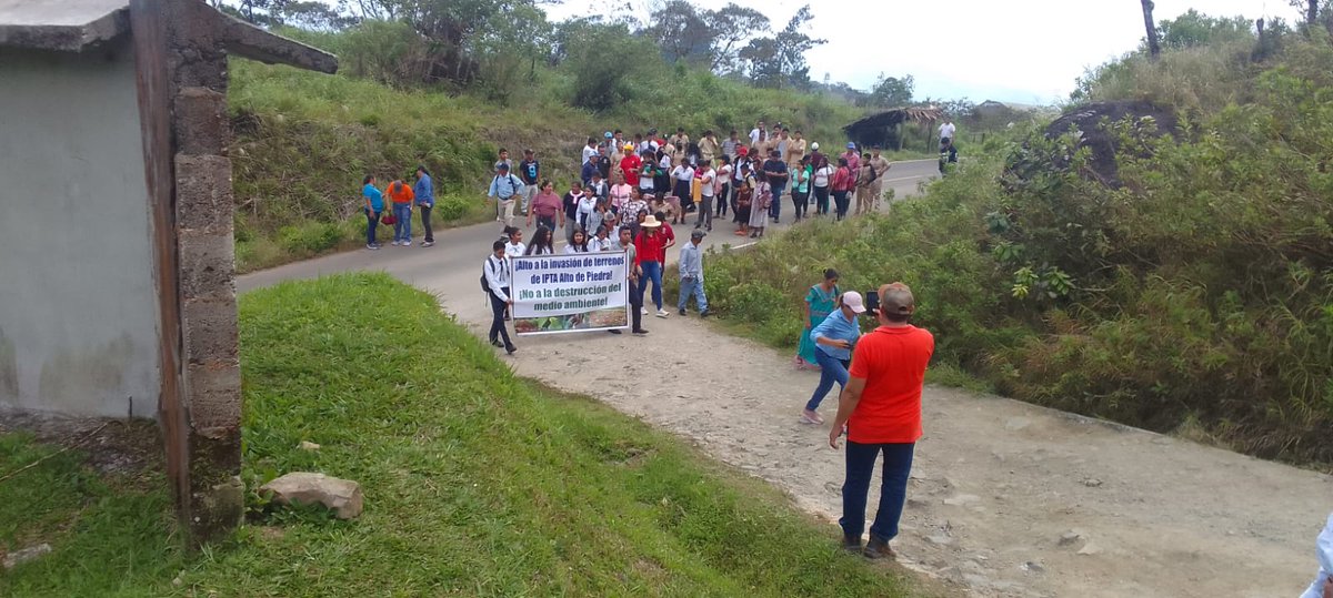 #Aeveinforma  La Comunidad Educativa del IPT Alto Piedra en #Santafe en #Veraguas protestaron por la invasión de los terrenos del colegio por terceros. <a href="/meducapma/">Ministerio de Educación de Panamá</a> @criticapa02 <a href="/mifavorita919/">Radio Mi Favorita</a>
<a href="/radiopanama/">Radio Panamá</a>