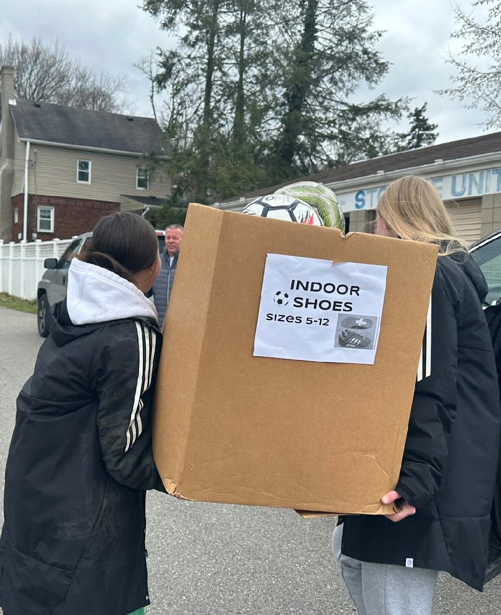 BeadlingSoccer's tweet image. Beadling recently held a club-wide equipment drive for Open Field, a soccer + life skills program for immigrant and refugee children in Pittsburgh.  The equipment was delivered this past Saturday, March 23rd..(1/2)