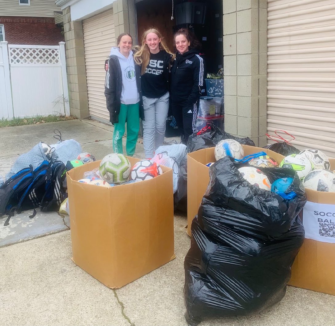 BeadlingSoccer's tweet image. Beadling recently held a club-wide equipment drive for Open Field, a soccer + life skills program for immigrant and refugee children in Pittsburgh.  The equipment was delivered this past Saturday, March 23rd..(1/2)