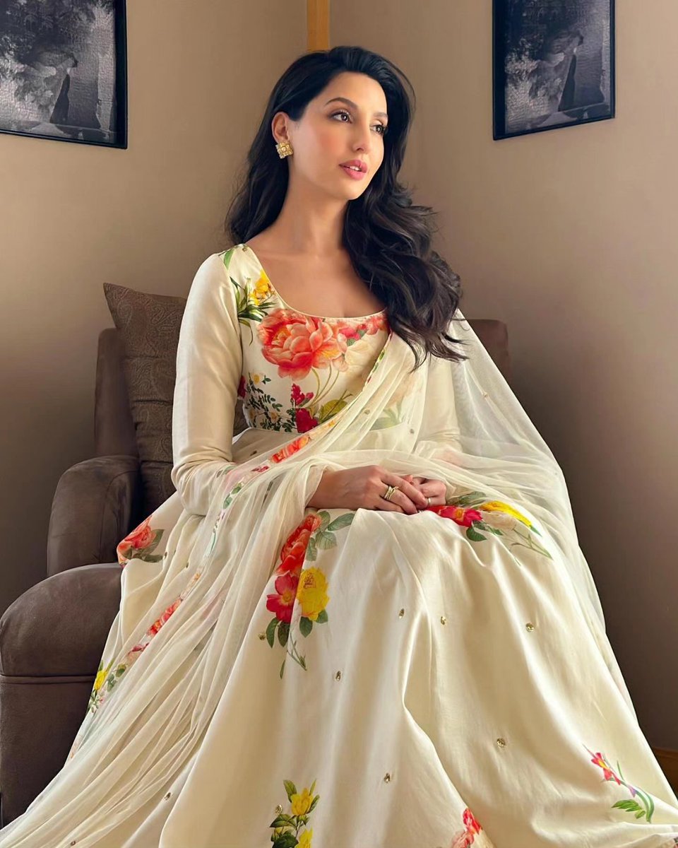 Bollywood_Apna's tweet photo. Nora Fatehi's ethereal grace in traditional wear captivates.😍💫
.
पारंपरिक परिधान में नोरा फतेही की अलौकिक सुंदरता मन मोह लेती है।😍💫
.
.
#NoraFatehi #EtherealBeauty
#TraditionalGrace #MesmerizingStyle
#FashionIcon #CaptivatingLook
#EthnicChic #GlamorousElegance
#CelebFashion https://t.co/e6LRtBamzP