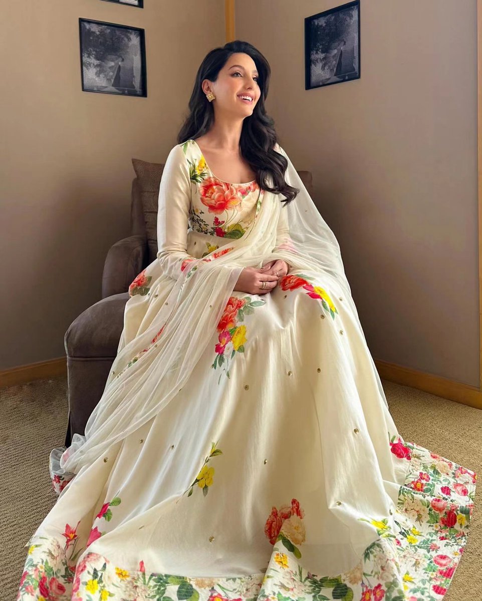Bollywood_Apna's tweet photo. Nora Fatehi's ethereal grace in traditional wear captivates.😍💫
.
पारंपरिक परिधान में नोरा फतेही की अलौकिक सुंदरता मन मोह लेती है।😍💫
.
.
#NoraFatehi #EtherealBeauty
#TraditionalGrace #MesmerizingStyle
#FashionIcon #CaptivatingLook
#EthnicChic #GlamorousElegance
#CelebFashion https://t.co/e6LRtBamzP