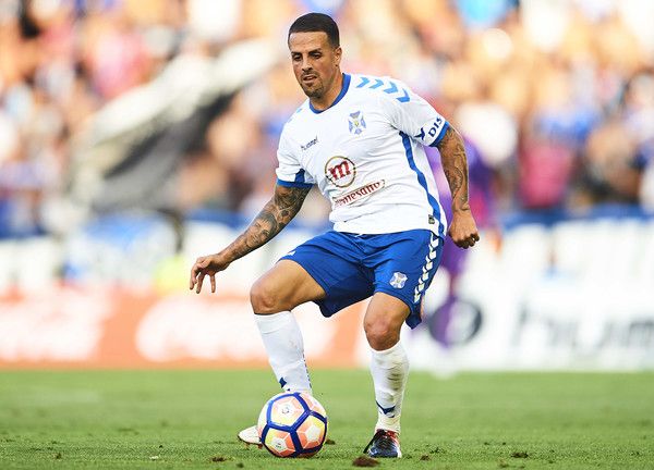 El mediocentro <a href="/VitoloCDT/">Víctor (VITOLO)</a> jugador de fuerza  pese a su baja estatura,salvo al <a href="/CDTOficial/">CD Tenerife 🏴󠁧󠁢󠁳󠁣󠁴󠁿</a> de una desaparición cantada con su traspaso al Racing, jugó en el Celta, Cartagena y en países como Turquía o Grecia..está dando sus últimos coletazos futbolísticos en el Santa Úrsula.