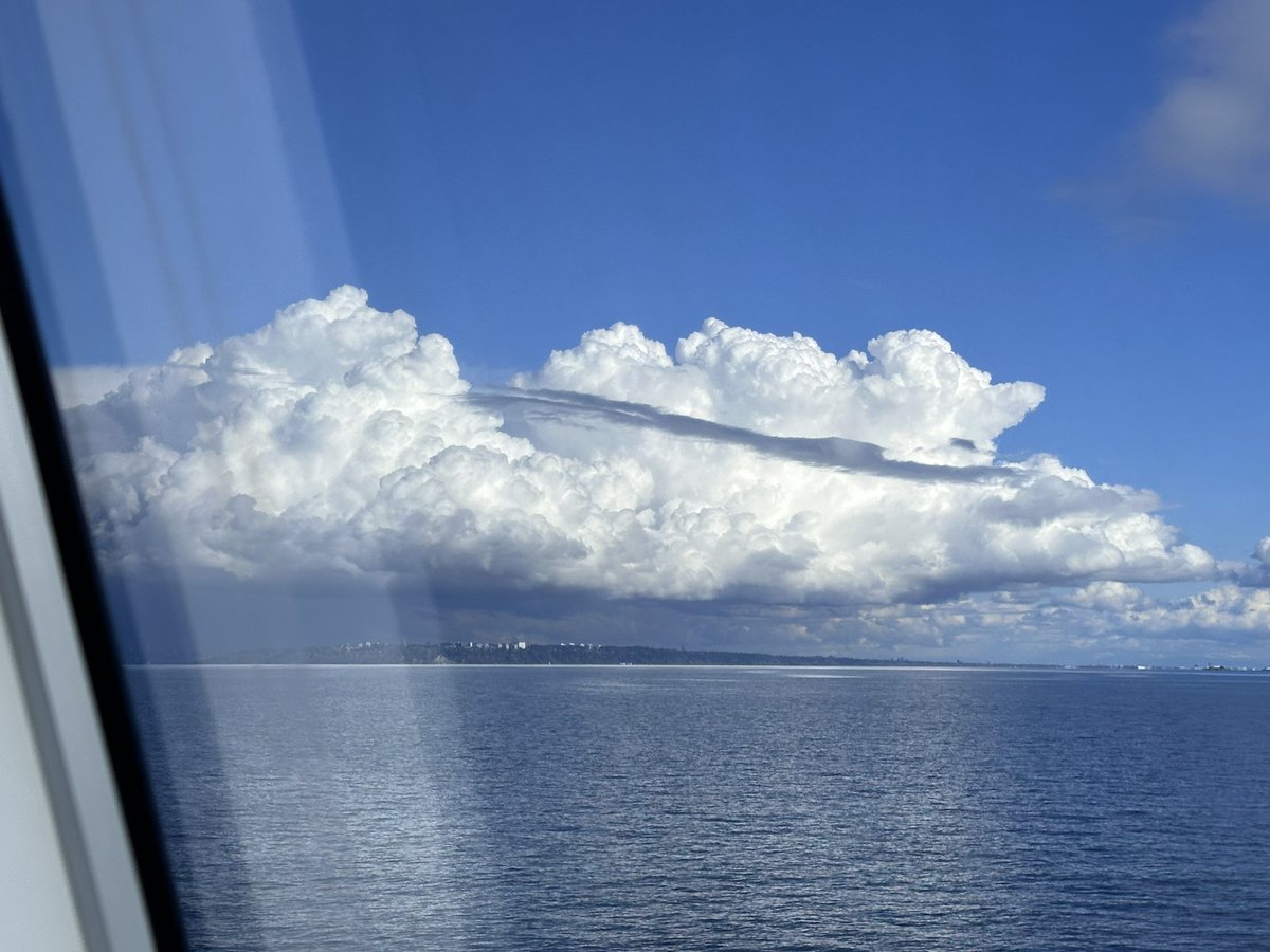 Convection Bubbling Up over the Lower Mainland! 

Taken from the Hullo Passenger Ferry! 

#BCstorm #BCwx #Vancouver