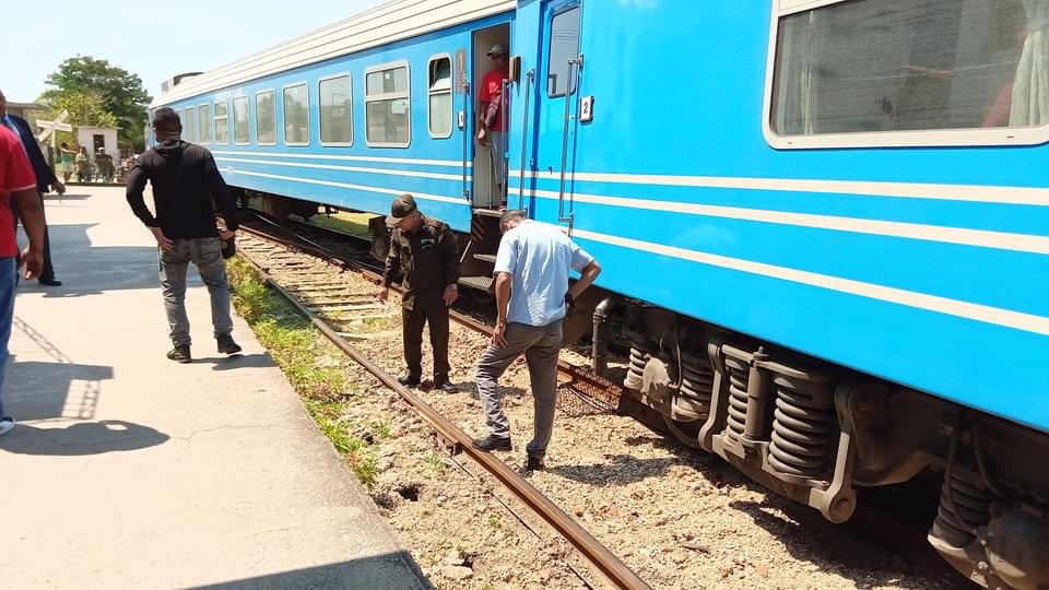 🚂🚃 Tren de pasajeros se descarrila sin daños para los pasajeros Luego de revisarse minuciosamente los coches y la vía férrea del área afectada se restableció su circulación. ℹ️ Detalles en Cubadebate