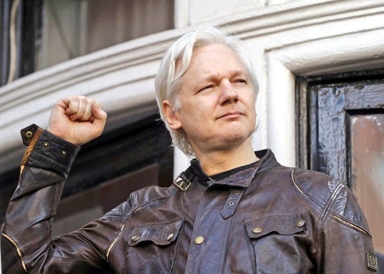 Es bueno saber que el Tribunal Superior de Londres ha fallado a favor del fundador de WikiLeaks, Julian Assange, para que pueda seguir  apelando su extradición a EE.UU. 

Esta decisión es apenas una pequeña señal, aunque no se debe confiar en EE.UU. para que Assange recobre su