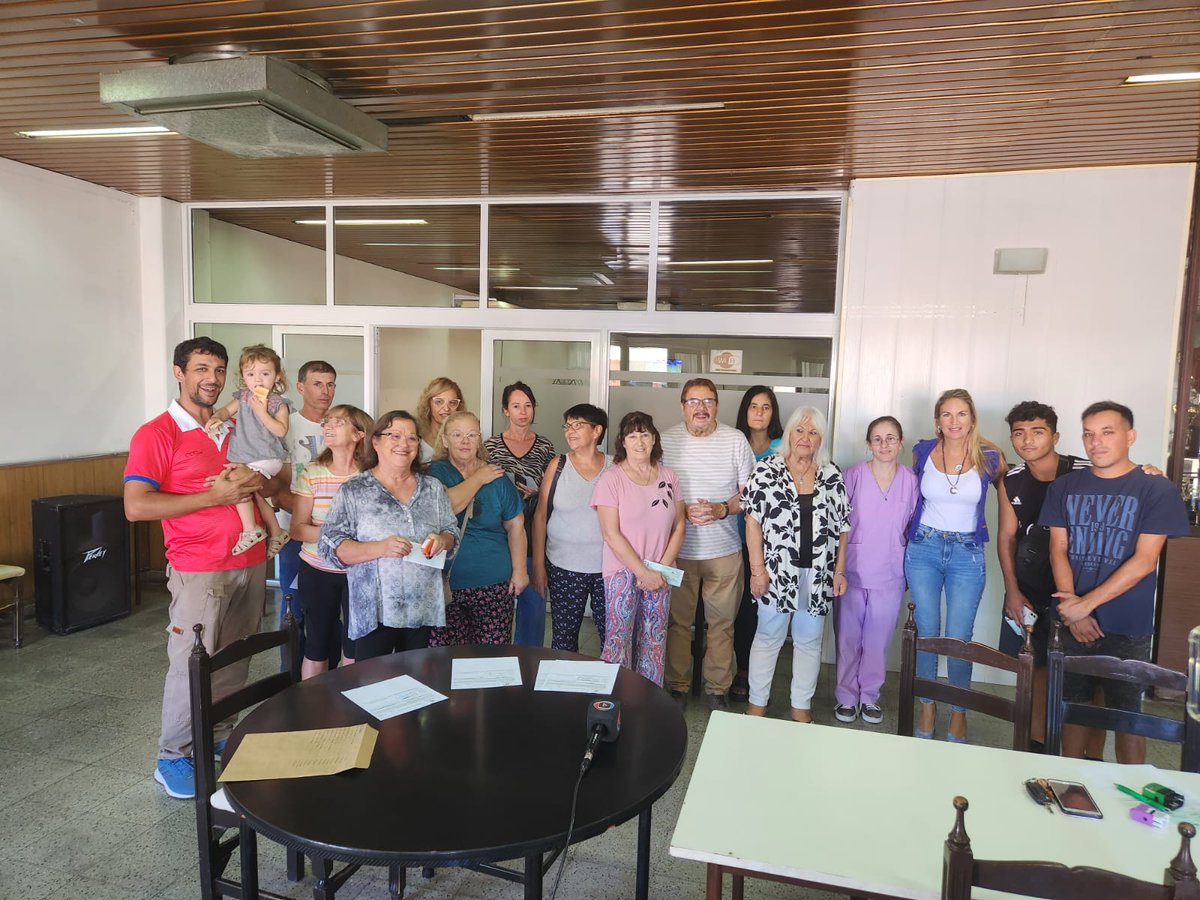 ERosconi's tweet photo. ROSCONI EN ACCIÓN: FORTALECE EL DESARROLLO COMUNITARIO EN LOS MOLINOS

El Senador Rosconi hizo entrega de aportes gestionados ante la Cámara de Senadores de la Provincia de Santa Fe, a través del Programa de Fortalecimiento Institucional. https://t.co/Qrj8x5ntOJ