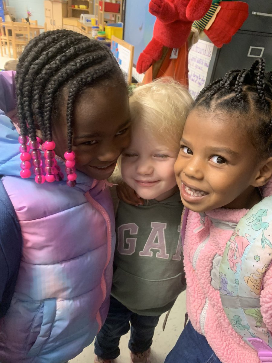 DoMo2818's tweet photo. End of the day smiley friends #wearecucps #ccesdukes #prek https://t.co/Gmn2pb0tbN