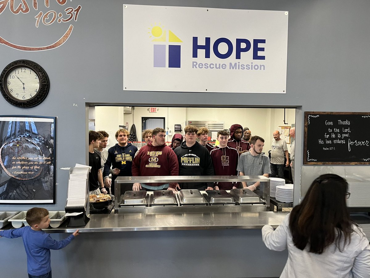 Great job to our football team as they volunteered their time at the Hope Rescue Mission yesterday! 💪