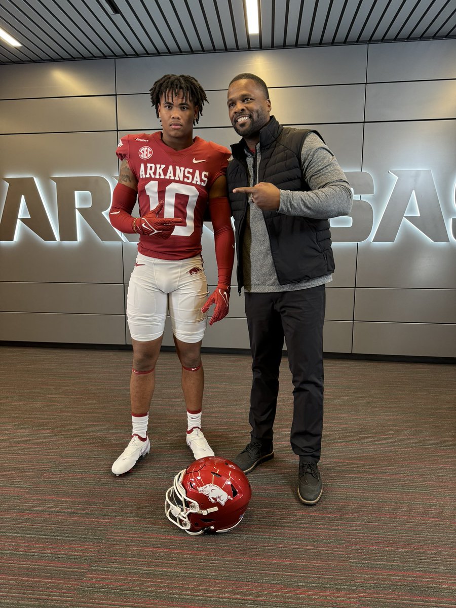 #AGTG Blessed to earn an offer from the University of Arkansas! #NeverYield @TheCoachPaul7 @Coach_Muhammed @LancasterFBwebo @KWhitley20 @T_WILL4REAL