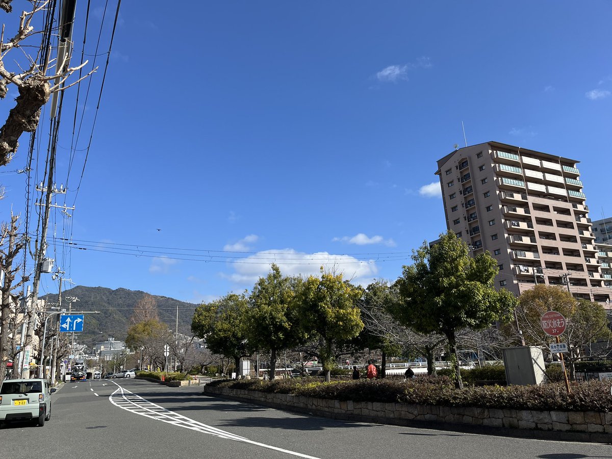 lionya_dot_com's tweet photo. おはようございます。
兵庫県神戸市の空は晴れ☀️

3/27水曜日🤗
気持ちいい青空
今日もよろしくお願い致します❣️

作業着の通販ライオン屋ドットコム
https://t.co/G6bj5sXK5c

#作業服 #安全靴 #ライオン屋 #ライオン屋ドットコム #らいおん #まとめ買いがお得 #企業公式が毎朝地元の天気を言い合う https://t.co/BVBuiqDCA2