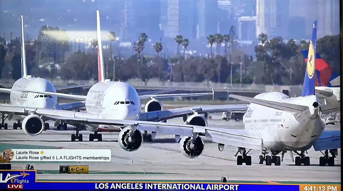 How’s that for an end of show grand finale from the boys at @LAFlightsLIVE . Epic show chaps. #LosAngeles #LAX #Boeing #Airbus #avgeekparadise #Planespotting