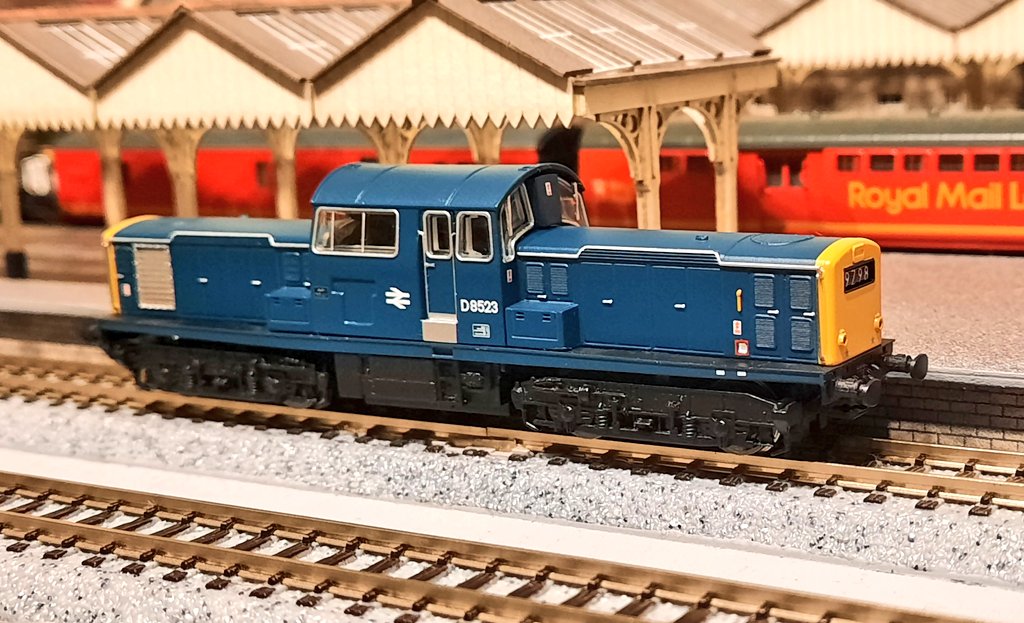 RTSmodelrail's tweet image. It took some figuring out but managed to squeeze x3 tantalum capacitors into the cab of this class 17 - it's now running nicely over my Kato crossovers.
#ngauge #modelrail #class17 #trains @laisdcc