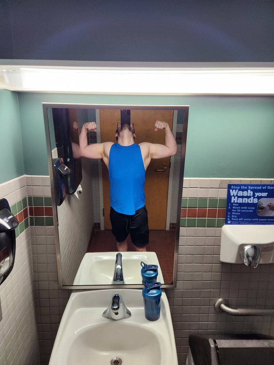 JoeMistic's tweet photo. Had a really good #armday #workout !
First time trying a lic like this not so easy lol
#muscle #flexing #gay #fitness #flex #growingmuscles https://t.co/Szu9fSZ4Nd