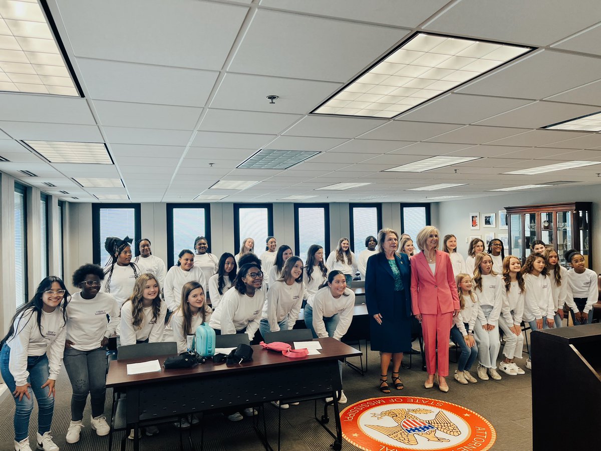 Thank you to Attorney General @LynnFitchAG for meeting with Milam Girls Leadership to talk about her leadership journey! @tupeloschools growing leaders!👩🏼‍🤝‍👩🏾