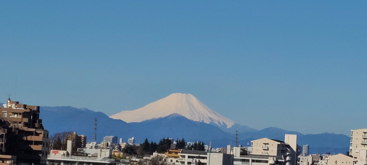 昨日の雨から一転 快晴の東京だよ🌞

1stアルバムがオリコンの週間デジタル アルバム部門で1位取れた！
最高だね✨
マゼちゃんも青空見て
清々しい気分になってるかな🥹
日本一にしたい
応援がんばるぞー🙌