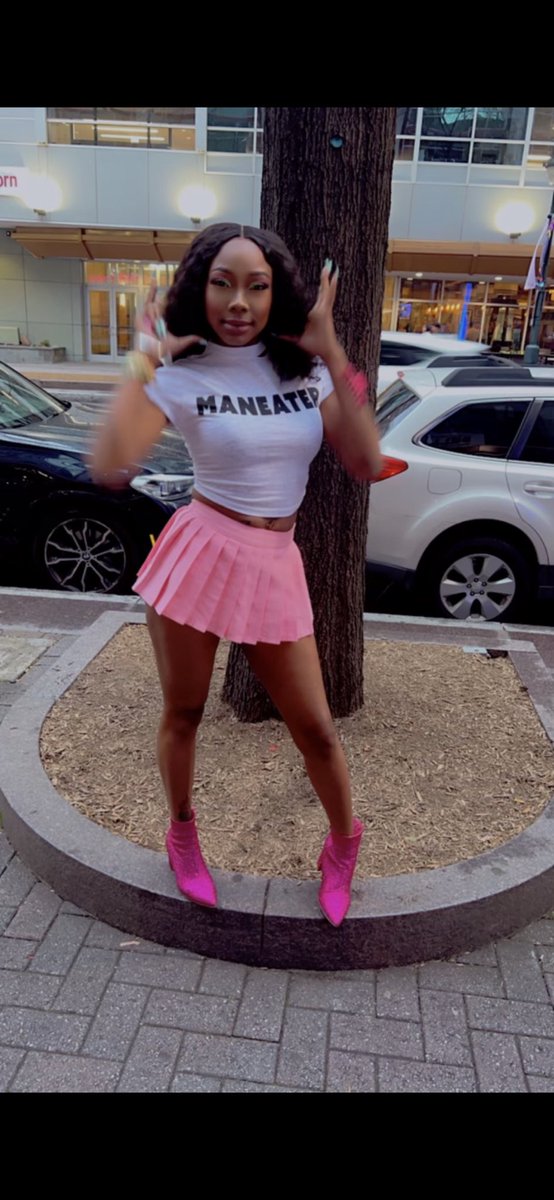 SuchhABarbie's tweet photo. And that cat baby phat like kimora lee @NICKIMINAJ #GagCityCharlotte https://t.co/sAn5g2ebBO