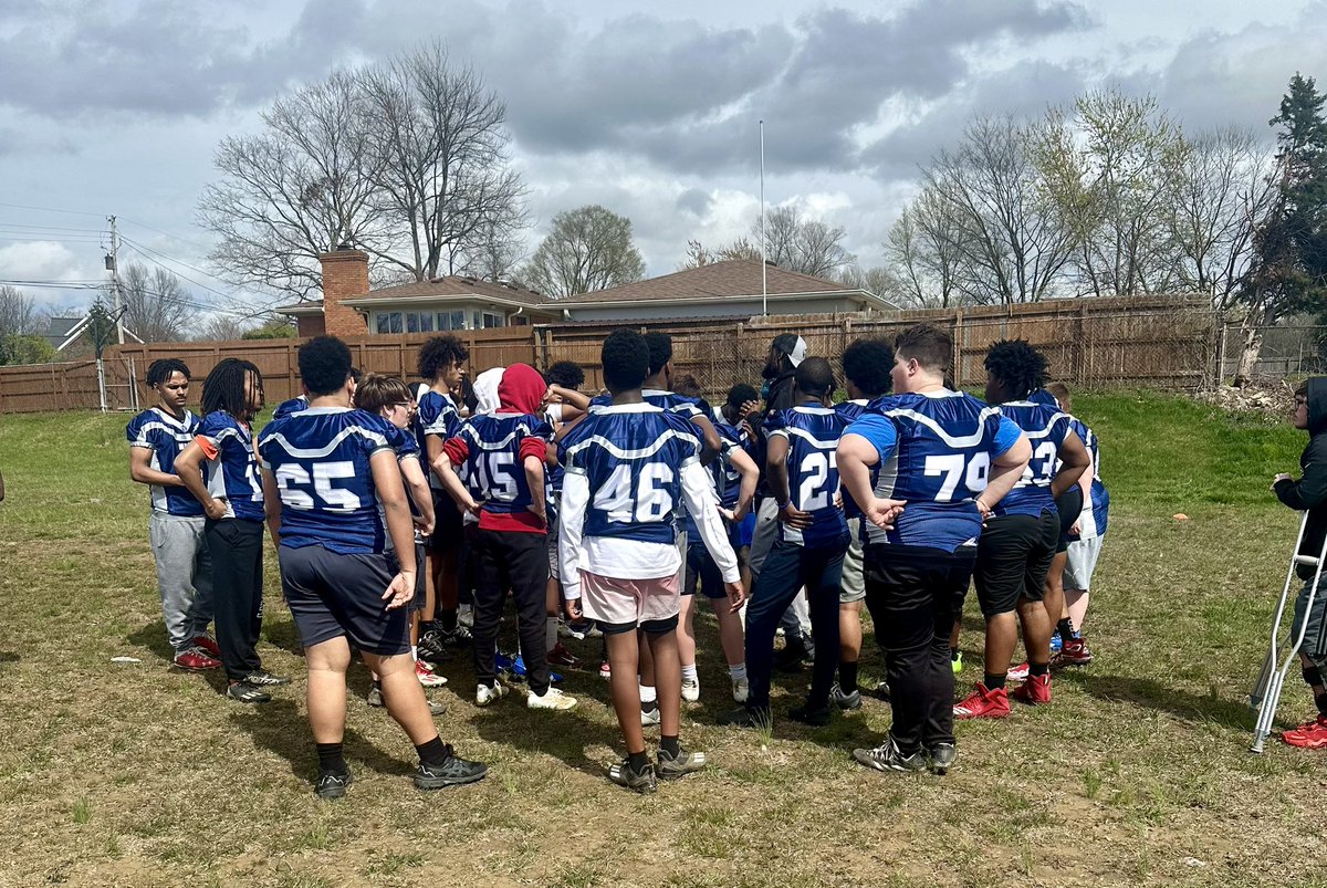 Great showing today for Day 1 of Moore Football Tryouts🏈

Over 30 guys showed up ready to learn, have fun, and compete throughout the day‼️

Hope to see even more faces tomorrow as we look to see what they’re made of in some competitive 7-on-7 &amp; a Big Man Challenge 👏