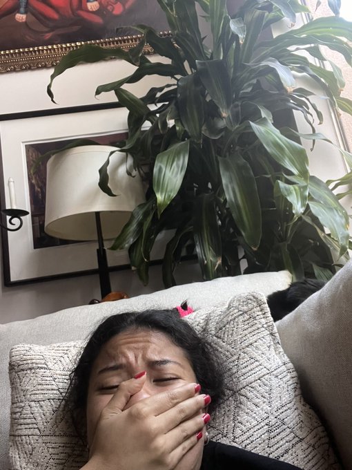 Fighting the urge to tell him I get the feeling he&rsquo;s got a hard job. I wonder what it takes to please<a href="/tag/newprofilepic"class="tags"><span>#newprofilepic</span></a>