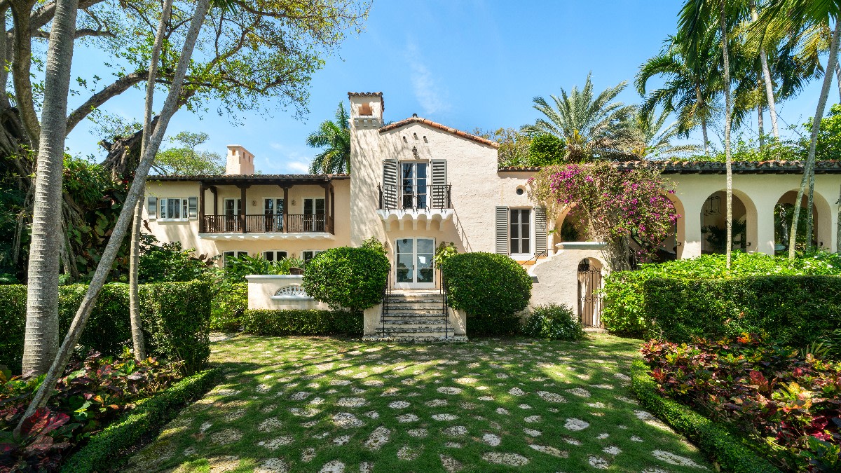 RobbReport's tweet image. Built in 1929 by architect Walter De Garmo, the Mediterranean Revival-style mansion overlooks Biscayne Bay and has a large pool and spa, a water fountain, a koi pond, and ample lawn space.