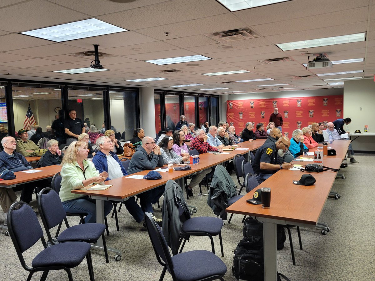 djnads83's tweet photo. Great crowd at storm spotter class in DeKalb County this evening! https://t.co/zVNhckJltp
