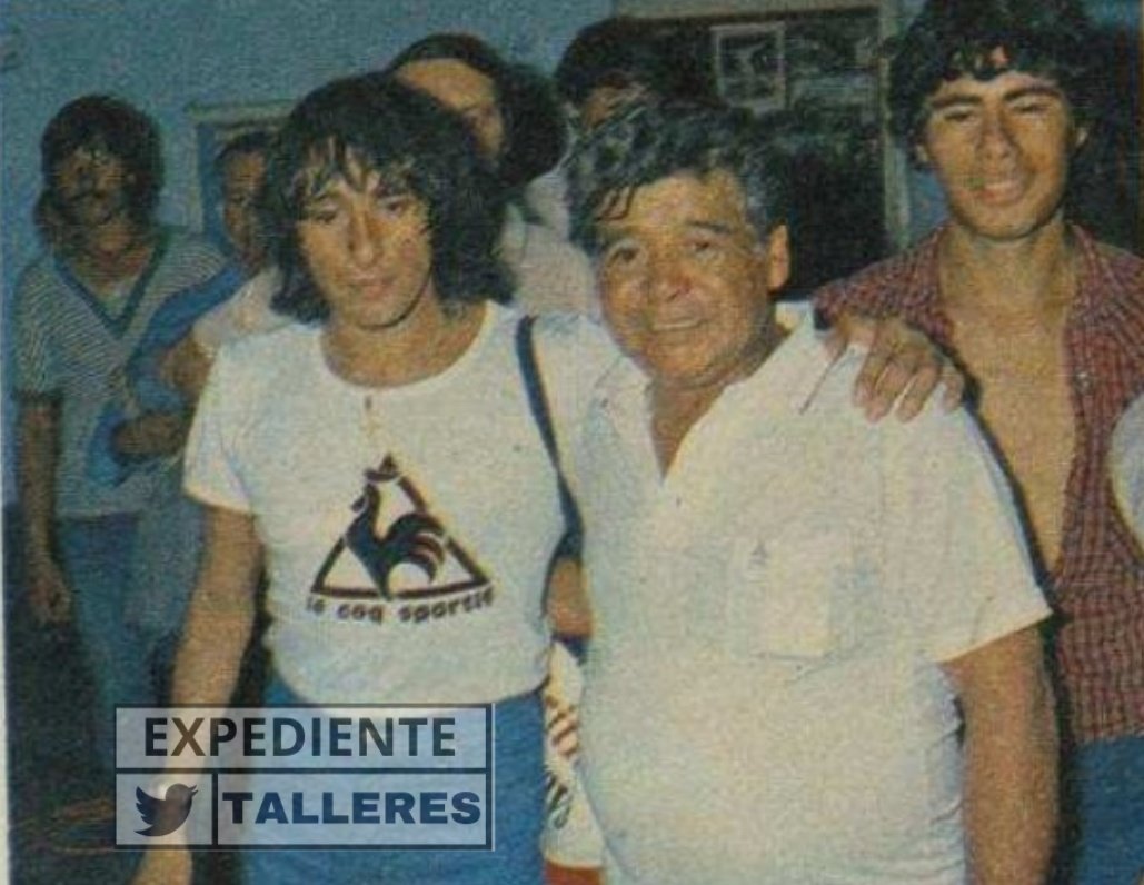 Don Diego llegó desde Esquina, Corrientes, para ver el debut oficial de su hijo con la camiseta de #Boca. En la foto, junto a Daniel 'La Rana' 🐸⚽ Valencia, a quien saludo afectuosamente después del partido.