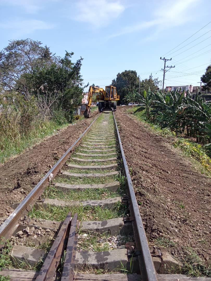 Se trabaja por obreros de la UEB Vías y Puentes de #SanctiSpíritus en acciones para mejorar la circulación de los trenes de cargas y pasajeros por el viaducto sobre el Río Yayabo, con acciones como estas y otras que se harán en próximos días mejorará sus parámetros de calidad.