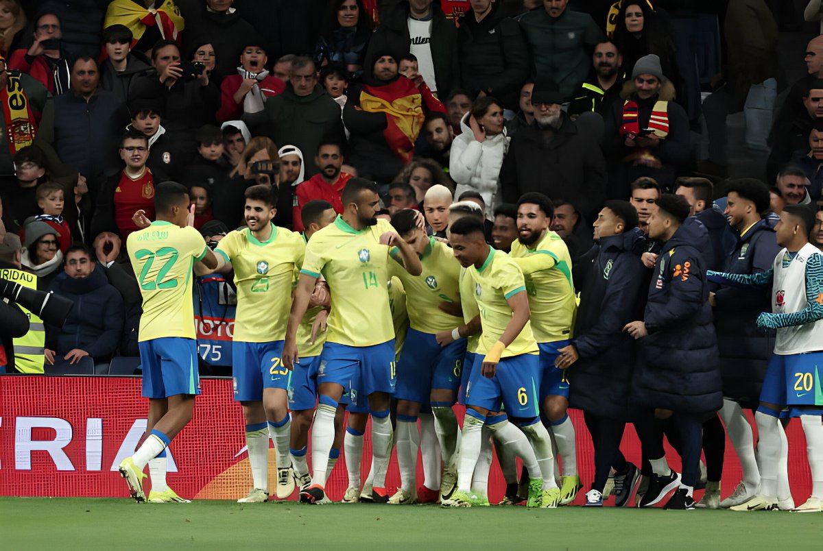 Late drama unfolded at the Santiago Bernabeu as #Spain 🇪🇦 and #Brazil 🇧🇷 played out an entertaining 3-3 #friendly draw.

3 of the goals were penalties including the last one for both sides.

A fantastic result to end the international break.

#FansConnect #Afrosport #Football