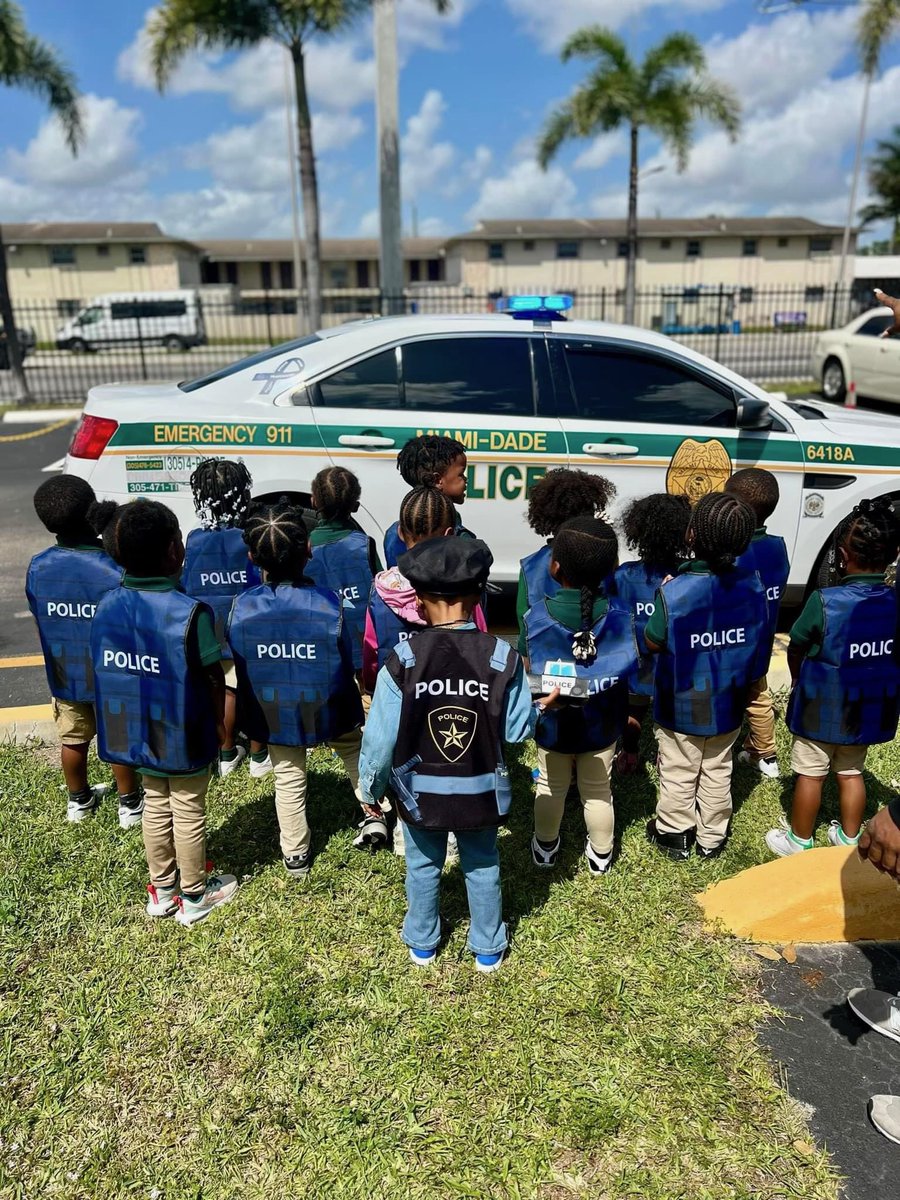 MiamiDade_SO's tweet photo. FREEZE! 🚨 It's Chosen's 4th birthday! Our Northside District officers rolled in to celebrate his special day at his school, turning it into an unforgettable police-themed party! 🎉 Join us in wishing Chosen a Happy Birthday 🎂 https://t.co/qjxKiUAQgE