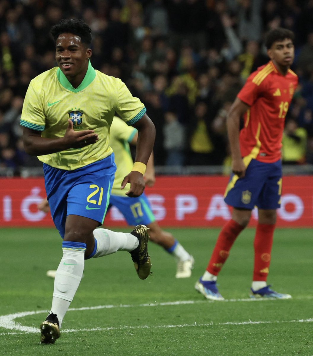 Aquí tienes a Yamal viendo a su nuevo padre, Endrick Felipe 🇧🇷