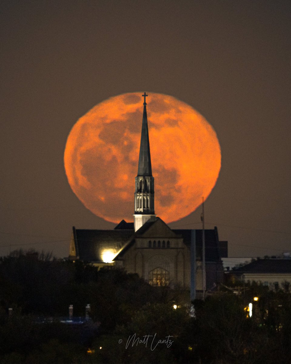 Last night’s Paschal Moon rising above Broadway Baptist Church in Fort Worth, Tx.

#FortWorth #Texas #moon #fullmoon #paschalmoon #WormMoon #dfwwx #txwx