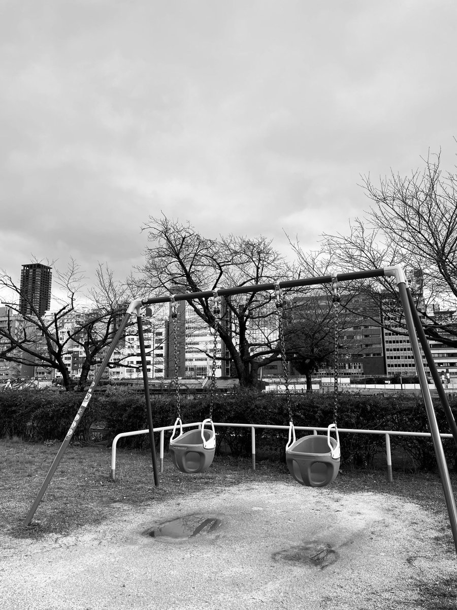 #whiteandblack #park #遊具 #人のいない風景 #モノクロ #モノクロ写真#playground #帰り道 #帰り道の景色  #ブランコ #滑り台