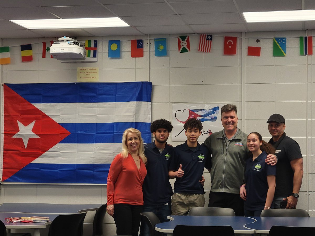 Thanks to @NewcomerAcademy and Principal @GwenCSnow for receiving the #TVMarticrew today. It was great to showcase the growth of @JCPSKY Cuban community.