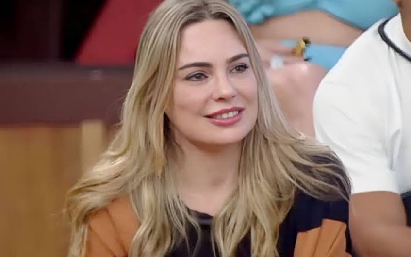 leleo8zy's tweet photo. Carelli não pensou duas vezes em expulsar a favorita do público. 
Mas Boninho realmente deitou pra um mlk lixoso da casa 
BBB É UMA FRAUDE https://t.co/Xcg3rABH8X