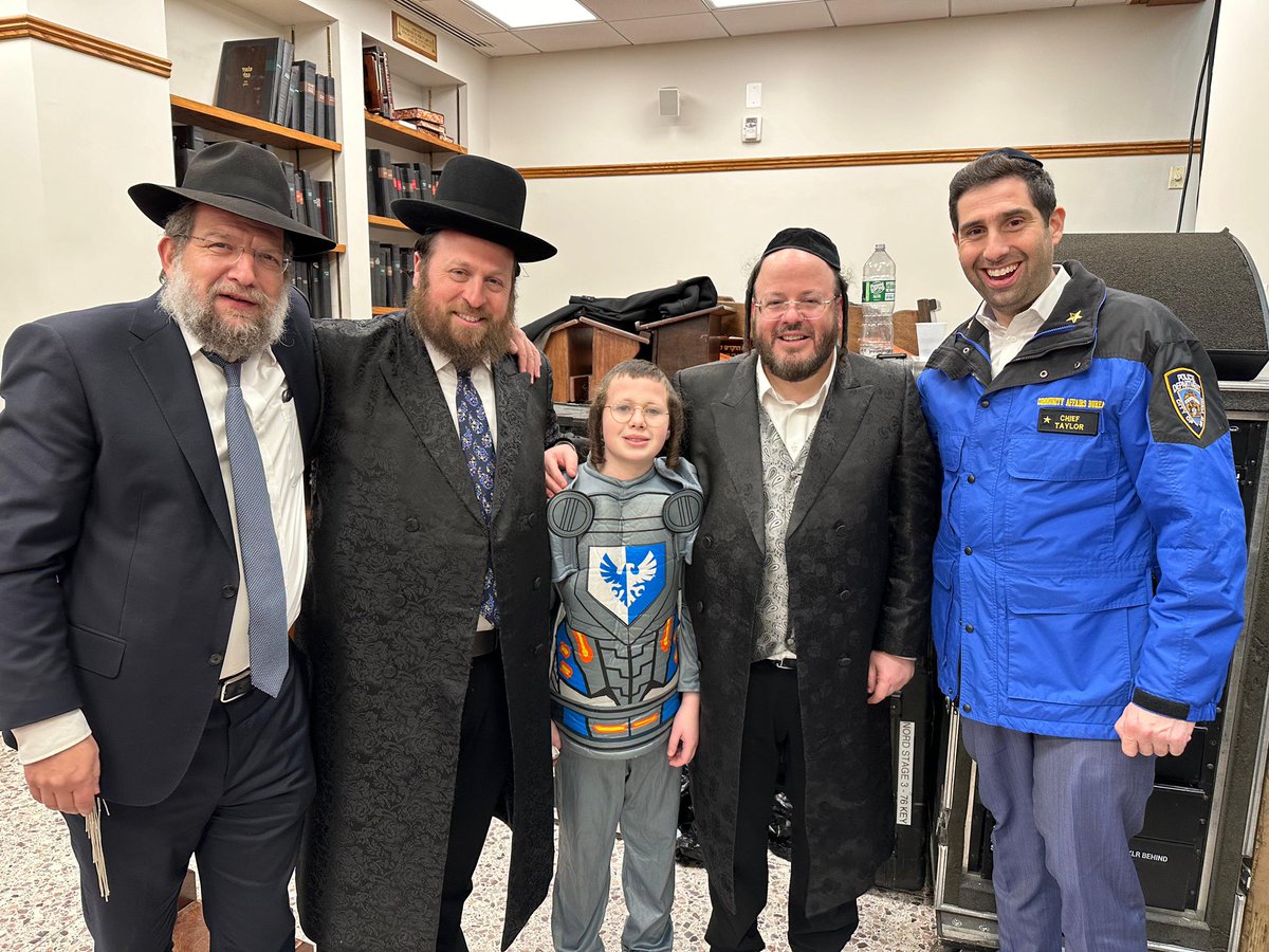NYPD70Pct's tweet photo. This past weekend we had Deputy Chief Taylor, Joel Eisdorfer @NYCMayor, Yossi Rothman @FlatbushShomrim in attendance at Yeshiva Chaim Berlin along with #70pct @NYPDCommAffairs officers keeping members of our community safe as they celebrated the Purim holiday. https://t.co/fMMiNO2Sol