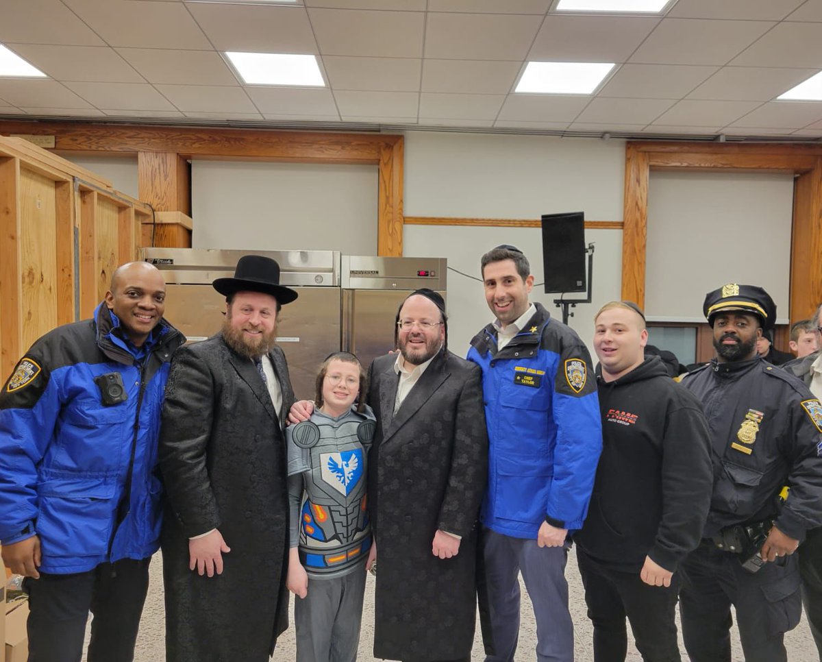 NYPD70Pct's tweet photo. This past weekend we had Deputy Chief Taylor, Joel Eisdorfer @NYCMayor, Yossi Rothman @FlatbushShomrim in attendance at Yeshiva Chaim Berlin along with #70pct @NYPDCommAffairs officers keeping members of our community safe as they celebrated the Purim holiday. https://t.co/fMMiNO2Sol