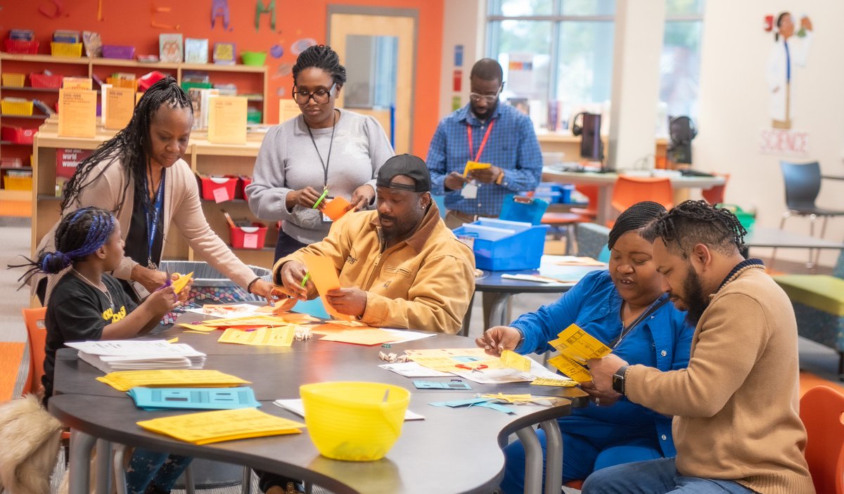 melsithole's tweet photo. Super excited to see all of our families that came out for the Milestones MasterClass this evening! Our teachers facilitated "Make It, Take It" sessions that continue the learning &amp; strategies at home #Partnershipiskey #Buildingthebridge @APSTAGAcademy @EducatorBowden @marcopitts https://t.co/MFIwGuxTOV