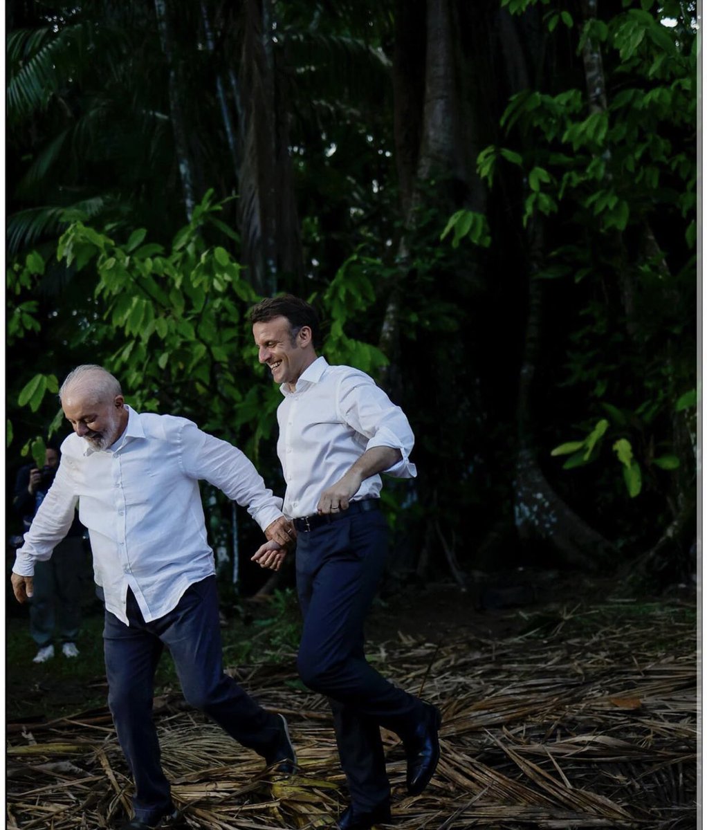 Lula e Macron fazendo ensaio de pré-wedding, devem casar na Amazônia e passar a lua de mel em Paris.