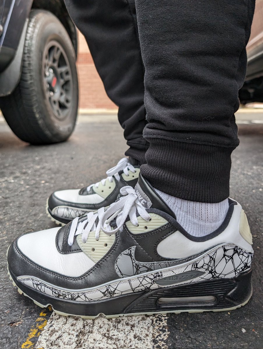 Happy Air Max day fam! Ironically today was the day my By You 90s finally broke in, and they felt GOOD. Prob my most worn pair felt right today. Cheers 🥂 
.
.
.
.
.
#AirMaxDay2024 #marchMAXness #kotd #yoursneakersaredope #BuffaloKids #MacHead #snkrsliveheatingup #snkrskickcheck