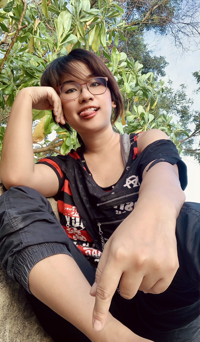 chocolatoana's tweet photo. how i dress irl

i will either look put together or as i would like to call it ✨pambahay coutre✨ HAHA https://t.co/5IQvKnCTHE