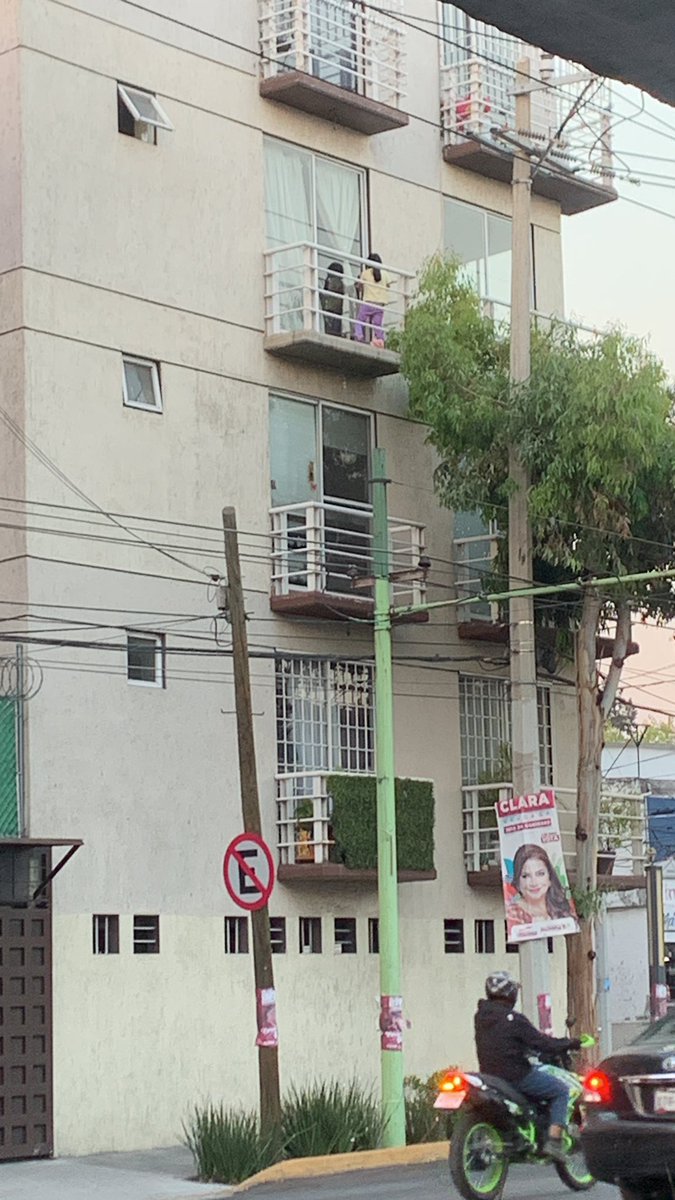 SritaMicho's tweet photo. @Bomberos_CDMX hay una niña en el balcón de un tercer piso, al parecer está sola y se le cerro la puerta, esto sobre Avenida del Taller antes de Congreso de la Unión, colonia Lorenzo Boturink. https://t.co/jB5a9xr5X6
