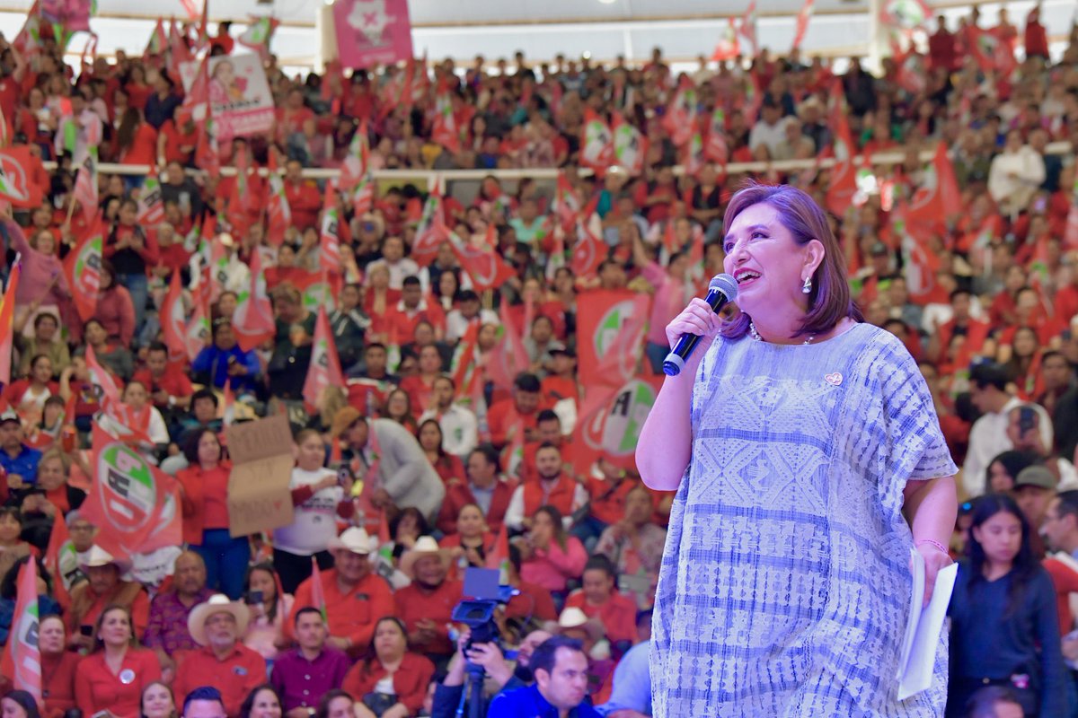 ClaudioMercadoR's tweet photo. . @XochitlGalvez estuvo hoy en Durango con una buena convocatoria y mejorando su discurso 🎤 marcadamente.
Lo único que yo hubiera hecho es venir sin el #inche “Alito” @alitomorenoc que rompe con el cuadro.
Pero yo no mando, solo opino con sinceridad.
De nada https://t.co/xAgojtsi14