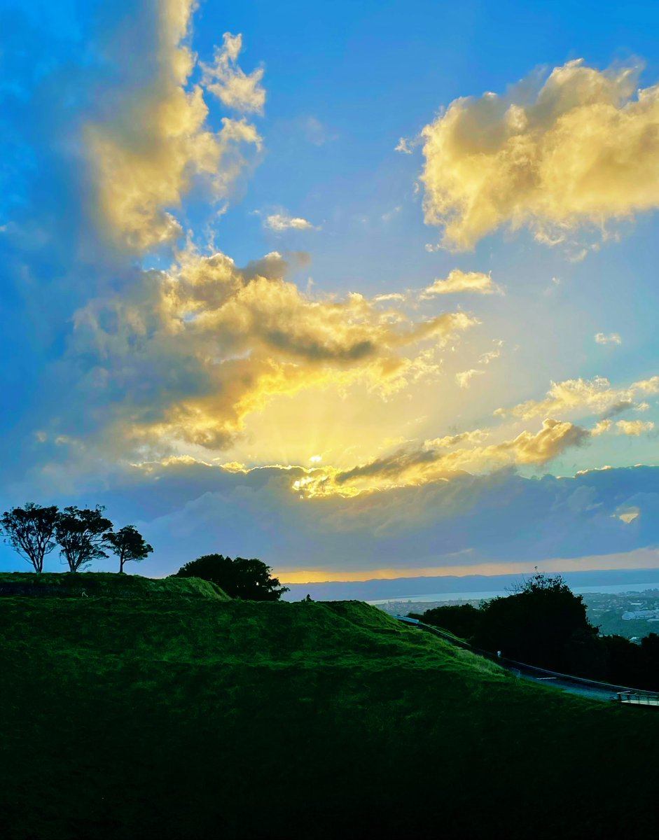 Pō mārie  #sunset #sunsetsky #sunsets #sunset_pics #sunsetlovers #sunsetphotography #eveningsky #eveningvibes #sky #skyporn #skyphotography #skycolours #skies
