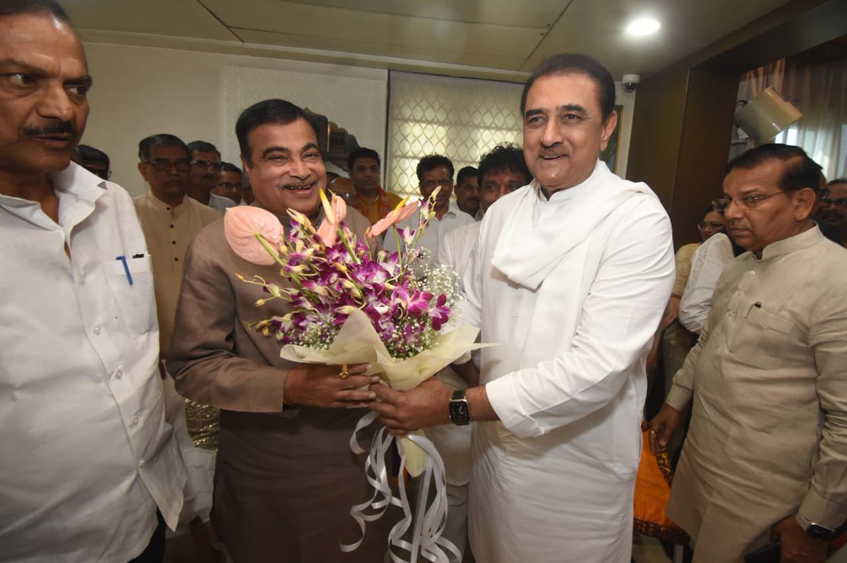 cbawankule's tweet photo. पक्षाचे ज्येष्ठ नेते, केंद्रीय मंत्री आदरणीय श्री नितीनजी गडकरी यांचा नागपूर लोकसभा मतदार संघातील उमेदवारीचा नामांकन अर्ज आज दाखल होणार आहे. त्यापूर्वी @nitin_gadkari जींच्या निवासस्थानी उपमुख्यमंत्री आदरणीय श्री @Dev_Fadnavis  जी, राष्ट्रवादीचे नेते @praful_patel  जी यांच्यासह महायुतीतील नेते उपस्थित होते. तिथे सौ. कांचनवहिनी गडकरी यांनी नितीनजींचे तेज:पुंज निरंजनाने औक्षण केले. 

हा क्षण खूप भावनिक होता.
#LokasabhaElection2024 #Nagpur #Loksabha #NitinGadkari