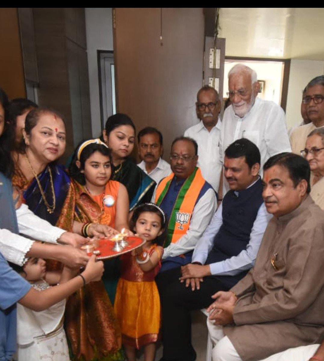 cbawankule's tweet photo. पक्षाचे ज्येष्ठ नेते, केंद्रीय मंत्री आदरणीय श्री नितीनजी गडकरी यांचा नागपूर लोकसभा मतदार संघातील उमेदवारीचा नामांकन अर्ज आज दाखल होणार आहे. त्यापूर्वी @nitin_gadkari जींच्या निवासस्थानी उपमुख्यमंत्री आदरणीय श्री @Dev_Fadnavis  जी, राष्ट्रवादीचे नेते @praful_patel  जी यांच्यासह महायुतीतील नेते उपस्थित होते. तिथे सौ. कांचनवहिनी गडकरी यांनी नितीनजींचे तेज:पुंज निरंजनाने औक्षण केले. 

हा क्षण खूप भावनिक होता.
#LokasabhaElection2024 #Nagpur #Loksabha #NitinGadkari