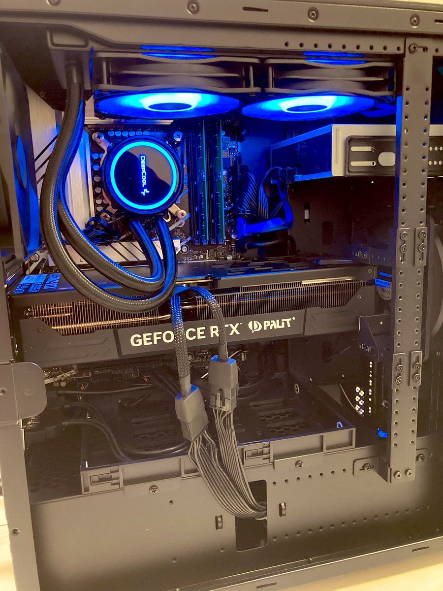 NESS_LivCafe's tweet photo. RTX2080ti → RTX4070super
ケースの大きさ違うからわかりにくいかもしれないけど、グラボデカくなりすぎでしょw https://t.co/7hqyUoe4BO